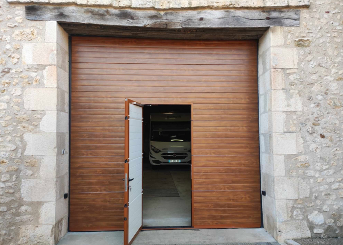 Porte de garage en bois avec portillon intégré réalisée par MVS 86