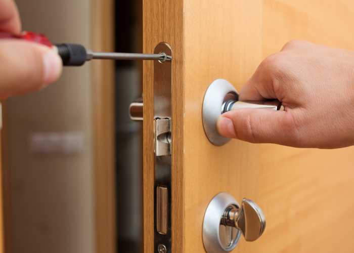 Installation d’une serrure sur porte en bois par MVS 86