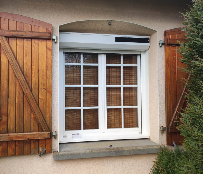 Fenêtre PVC avec volet roulant Fenêtre PVC blanche avec volet roulant installée par MVS 86