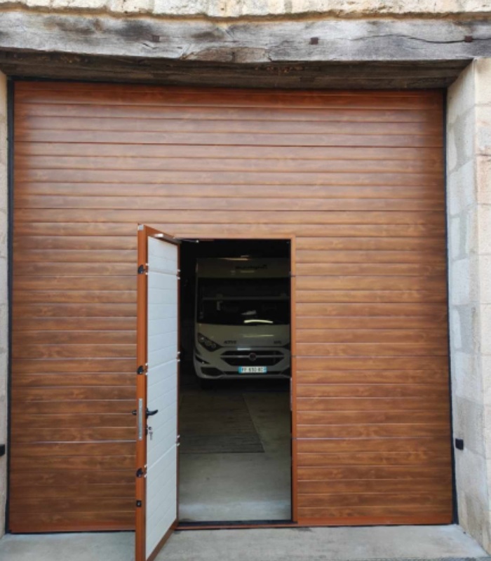 Porte de garage en bois avec portillon intégré réalisée par MVS 86