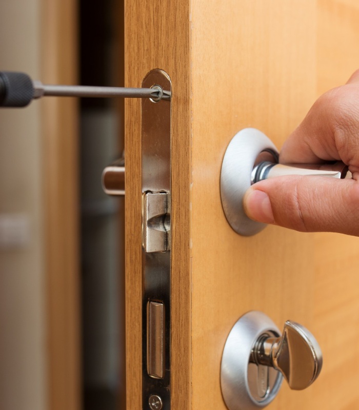 Installation d’une serrure multipoints sur une porte d’entrée