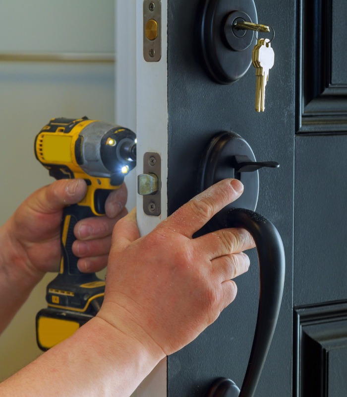 Réglage et remplacement d’une serrure sur porte en bois