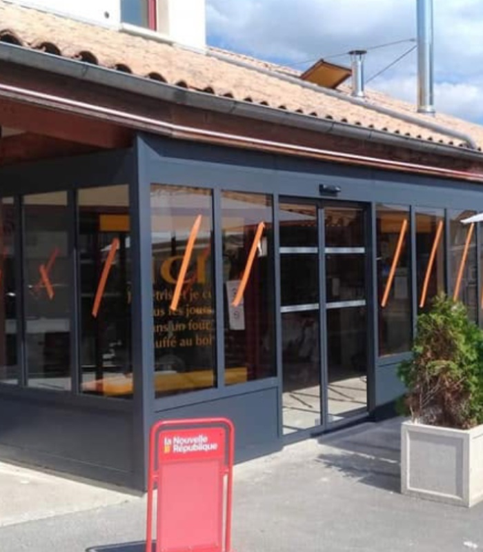 Véranda vitrée en aluminium gris installée par MVS 86