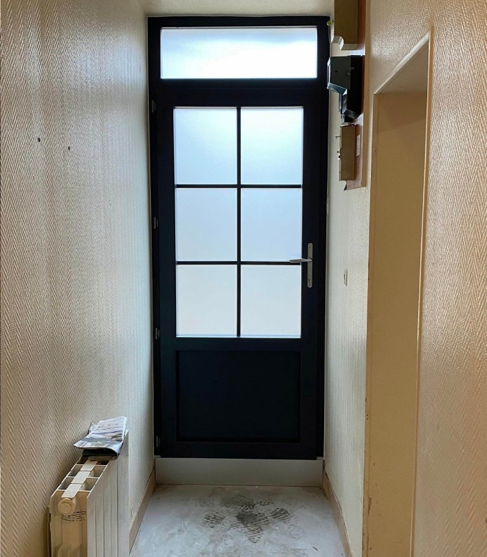 Porte d’entrée vitrée noire installée par MVS 86