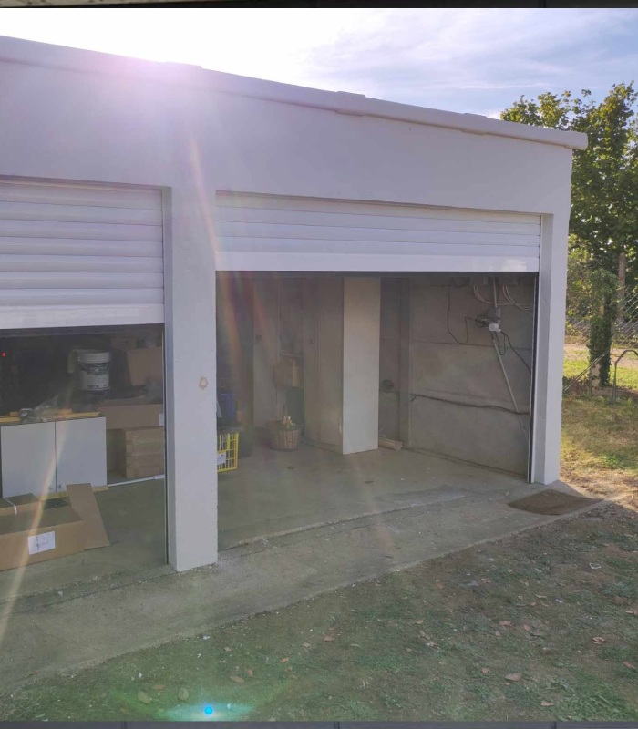 Deux portes de garage enroulables blanches installées par MVS 86