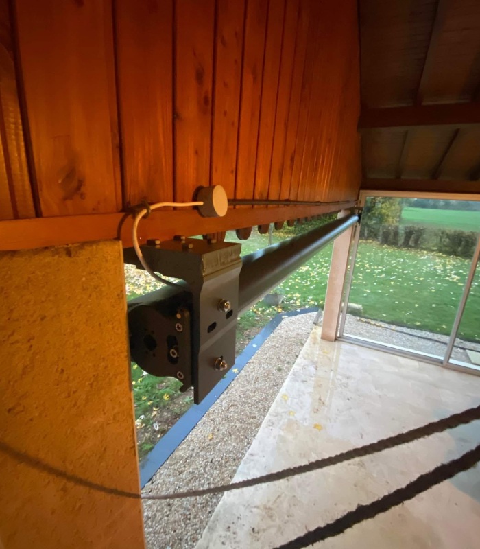 Mécanisme de motorisation d’un store banne installé par MVS 86